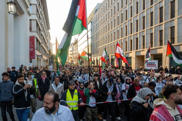 October 10, 2026, Berlin, Germany: BERLIN, GERMANY, OCTOBER 10, 2026: Thousands of pro-Palestinian demonstrators march through central Berlin during the United4Palestine rally under the slogan No Peace on Stolen Land. Protesters called for an end to the Israeli occupation of Palestinian territories and demanded that Germany end its political and military support for Israel. Organizers estimated attendance at 20,000 people, while Berlin police reported approximately 3,500 participants. Smaller pro-Israel counter-demonstrations were also held in the German capital amid a significant police presence. Berlin Germany  - ZUMAq101 20261010_zna_q101_367 Copyright: xJessxFlomx