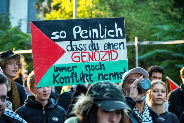 October 10, 2026, Berlin, Germany: BERLIN, GERMANY, OCTOBER 10, 2026: Thousands of pro-Palestinian demonstrators march through central Berlin during the United4Palestine rally under the slogan No Peace on Stolen Land. Protesters called for an end to the Israeli occupation of Palestinian territories and demanded that Germany end its political and military support for Israel. Organizers estimated attendance at 20,000 people, while Berlin police reported approximately 3,500 participants. Smaller pro-Israel counter-demonstrations were also held in the German capital amid a significant police presence. Berlin Germany  - ZUMAq101 20261010_zna_q101_368 Copyright: xJessxFlomx