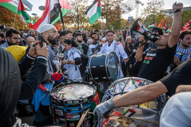 October 10, 2026, Berlin, Germany: BERLIN, GERMANY, OCTOBER 10, 2026: Thousands of pro-Palestinian demonstrators march through central Berlin during the United4Palestine rally under the slogan No Peace on Stolen Land. Protesters called for an end to the Israeli occupation of Palestinian territories and demanded that Germany end its political and military support for Israel. Organizers estimated attendance at 20,000 people, while Berlin police reported approximately 3,500 participants. Smaller pro-Israel counter-demonstrations were also held in the German capital amid a significant police presence. Berlin Germany  - ZUMAq101 20261010_zna_q101_371 Copyright: xJessxFlomx