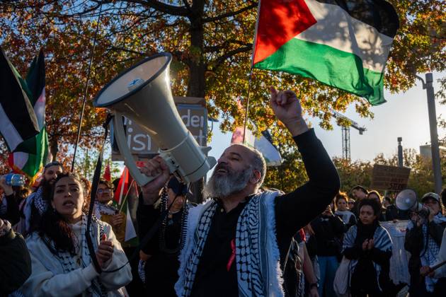 October 10, 2026, Berlin, Germany: BERLIN, GERMANY, OCTOBER 10, 2026: Thousands of pro-Palestinian demonstrators march through central Berlin during the United4Palestine rally under the slogan No Peace on Stolen Land. Protesters called for an end to the Israeli occupation of Palestinian territories and demanded that Germany end its political and military support for Israel. Organizers estimated attendance at 20,000 people, while Berlin police reported approximately 3,500 participants. Smaller pro-Israel counter-demonstrations were also held in the German capital amid a significant police presence. Berlin Germany - ZUMAq101 20261010_zna_q101_369 Copyright: xJessxFlomx