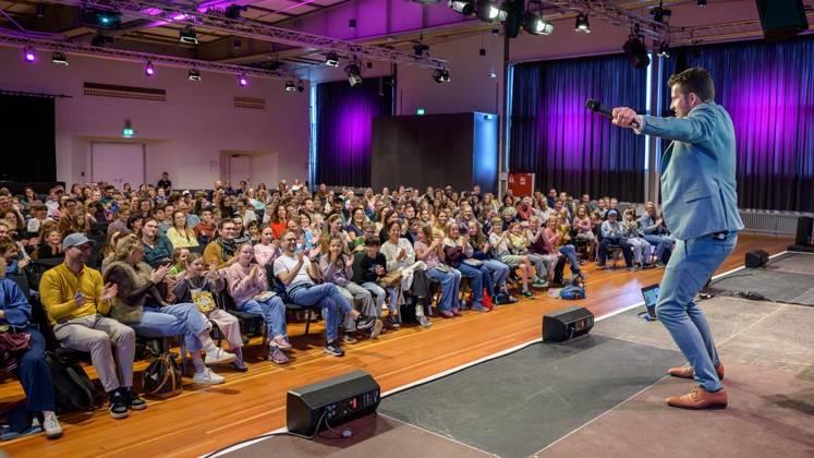 Essen: Margit Auer und die Schule der magischen Tiere bei der Lit.Ruhr ** NUR FÜR REDAKTIONELLE ZWECKE ** EDITORIAL USE ONLY **<p>Moderator Tim Gailus am Samstag, den 10. Oktober 2026, bei der Lit.Ruhr auf Zeche Zollverein in Essen-Katernberg. Deutschland NRW Essen Copyright: UwexErnst