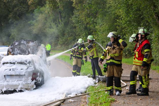 PKW brannte - auslaufender Kraftstoff brannte auf allen Fahrspuren Eine große Rauchsäule wies den Feuerwehrleuten am Samstagnachmittag gegen 16:20 Uhr bereits den Weg zum Brandort. Auf der Straße Frankfurter Damm war ein Mercedes PKW in Richtung Wald fahrend, plötzlich in Flammen aufgegangen. Andere Autofahrer hatten den Pkw-Fahrer durch Hupen auf einen Entstehungsbrand am Fahrzeug hingewiesen. Kurz nachdem der junge Mann den PKW zum Stillstand gebracht hatte riss offenbar eine Kraftstoffleitung und brennender Kraftstoff lief die Straße entlang. Als die Einsatzkräfte der Solinger Feuerwehr eintrafen, brannte es bereits großflächig auf beiden Fahrspuren. Unverzüglich wurde eine Brandbekämpfung eingeleitet, hierbei unterstützten