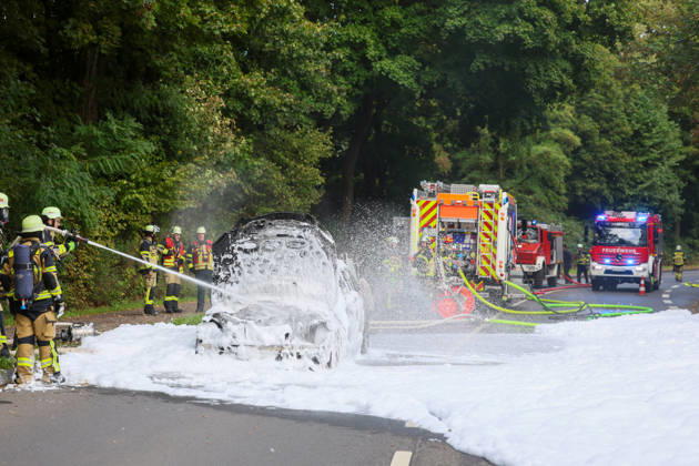 PKW brannte - auslaufender Kraftstoff brannte auf allen Fahrspuren Eine große Rauchsäule wies den Feuerwehrleuten am Samstagnachmittag gegen 16:20 Uhr bereits den Weg zum Brandort. Auf der Straße Frankfurter Damm war ein Mercedes PKW in Richtung Wald fahrend, plötzlich in Flammen aufgegangen. Andere Autofahrer hatten den Pkw-Fahrer durch Hupen auf einen Entstehungsbrand am Fahrzeug hingewiesen. Kurz nachdem der junge Mann den PKW zum Stillstand gebracht hatte riss offenbar eine Kraftstoffleitung und brennender Kraftstoff lief die Straße entlang. Als die Einsatzkräfte der Solinger Feuerwehr eintrafen, brannte es bereits großflächig auf beiden Fahrspuren. Unverzüglich wurde eine Brandbekämpfung eingeleitet, hierbei unterstützten