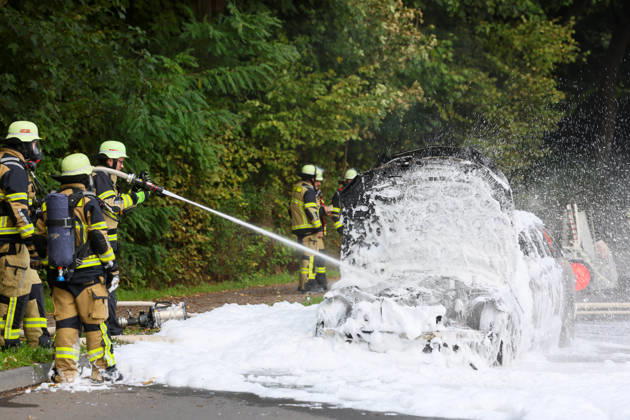 PKW brannte - auslaufender Kraftstoff brannte auf allen Fahrspuren Eine große Rauchsäule wies den Feuerwehrleuten am Samstagnachmittag gegen 16:20 Uhr bereits den Weg zum Brandort. Auf der Straße Frankfurter Damm war ein Mercedes PKW in Richtung Wald fahrend, plötzlich in Flammen aufgegangen. Andere Autofahrer hatten den Pkw-Fahrer durch Hupen auf einen Entstehungsbrand am Fahrzeug hingewiesen. Kurz nachdem der junge Mann den PKW zum Stillstand gebracht hatte riss offenbar eine Kraftstoffleitung und brennender Kraftstoff lief die Straße entlang. Als die Einsatzkräfte der Solinger Feuerwehr eintrafen, brannte es bereits großflächig auf beiden Fahrspuren. Unverzüglich wurde eine Brandbekämpfung eingeleitet, hierbei unterstützten