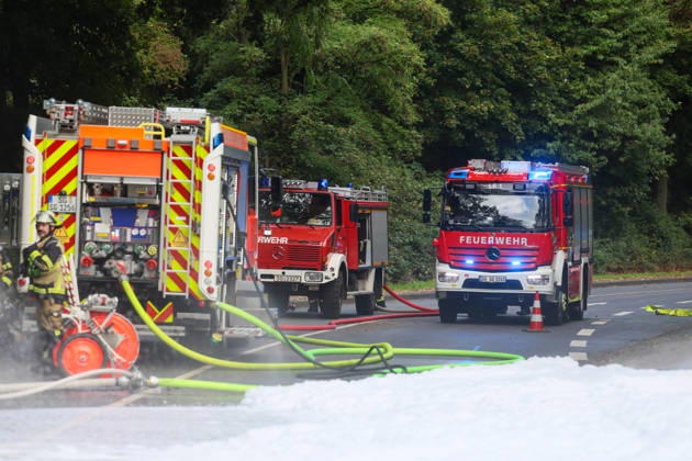 PKW brannte - auslaufender Kraftstoff brannte auf allen Fahrspuren Eine große Rauchsäule wies den Feuerwehrleuten am Samstagnachmittag gegen 16:20 Uhr bereits den Weg zum Brandort. Auf der Straße Frankfurter Damm war ein Mercedes PKW in Richtung Wald fahrend, plötzlich in Flammen aufgegangen. Andere Autofahrer hatten den Pkw-Fahrer durch Hupen auf einen Entstehungsbrand am Fahrzeug hingewiesen. Kurz nachdem der junge Mann den PKW zum Stillstand gebracht hatte riss offenbar eine Kraftstoffleitung und brennender Kraftstoff lief die Straße entlang. Als die Einsatzkräfte der Solinger Feuerwehr eintrafen, brannte es bereits großflächig auf beiden Fahrspuren. Unverzüglich wurde eine Brandbekämpfung eingeleitet, hierbei unterstützten