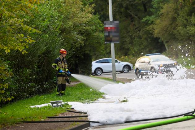 PKW brannte - auslaufender Kraftstoff brannte auf allen Fahrspuren Eine große Rauchsäule wies den Feuerwehrleuten am Samstagnachmittag gegen 16:20 Uhr bereits den Weg zum Brandort. Auf der Straße Frankfurter Damm war ein Mercedes PKW in Richtung Wald fahrend, plötzlich in Flammen aufgegangen. Andere Autofahrer hatten den Pkw-Fahrer durch Hupen auf einen Entstehungsbrand am Fahrzeug hingewiesen. Kurz nachdem der junge Mann den PKW zum Stillstand gebracht hatte riss offenbar eine Kraftstoffleitung und brennender Kraftstoff lief die Straße entlang. Als die Einsatzkräfte der Solinger Feuerwehr eintrafen, brannte es bereits großflächig auf beiden Fahrspuren. Unverzüglich wurde eine Brandbekämpfung eingeleitet, hierbei unterstützten