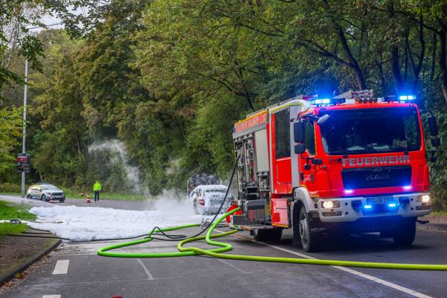 PKW brannte - auslaufender Kraftstoff brannte auf allen Fahrspuren Eine große Rauchsäule wies den Feuerwehrleuten am Samstagnachmittag gegen 16:20 Uhr bereits den Weg zum Brandort. Auf der Straße Frankfurter Damm war ein Mercedes PKW in Richtung Wald fahrend, plötzlich in Flammen aufgegangen. Andere Autofahrer hatten den Pkw-Fahrer durch Hupen auf einen Entstehungsbrand am Fahrzeug hingewiesen. Kurz nachdem der junge Mann den PKW zum Stillstand gebracht hatte riss offenbar eine Kraftstoffleitung und brennender Kraftstoff lief die Straße entlang. Als die Einsatzkräfte der Solinger Feuerwehr eintrafen, brannte es bereits großflächig auf beiden Fahrspuren. Unverzüglich wurde eine Brandbekämpfung eingeleitet, hierbei unterstützten