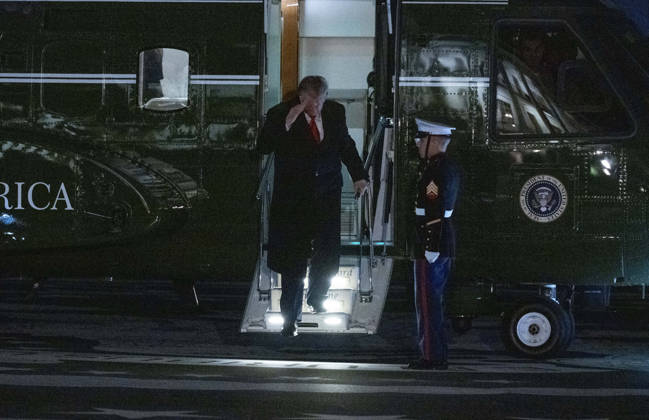 DC: Trump Returns from Clarksville, TN United States President Donald J Trump salutes the Marine Guard as he arrives on the South Lawn of the White House in Washington, DC, USA, from Clarksville, Tennessee, following a campaign rally for Tennessee Republican candidates on the ballot in November, on Saturday, October 10, 2026. Credit: Ron Sachs Pool via CNP Washington District of Columbia United States  Copyright: xPool ABACAx