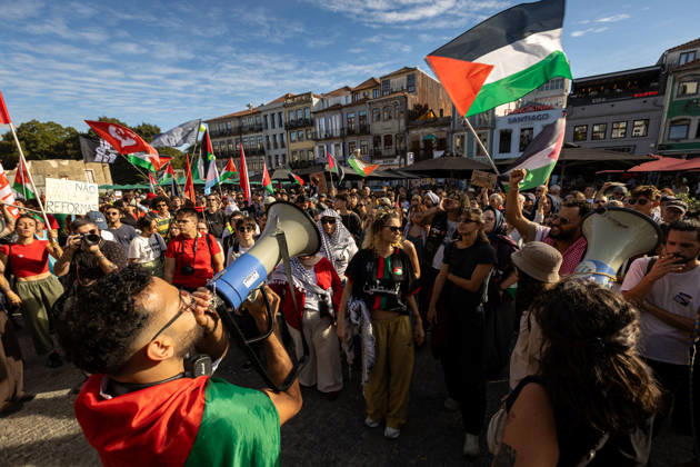Palestine Solidarity March in Porto - 10 Oct 2026 Participants carrying Palestinian flags and placards gather at Praça dos Poveiros at the beginning of a Palestine solidarity march. Hundreds of demonstrators gathered in Porto for a Palestine solidarity march calling for an end to the war in Gaza and support for Palestinian rights. The march began at Praça dos Poveiros and concluded at Praça D. João I. Porto Portugal Copyright: xDiogoxBaptistax xSOPAxImagesx DB_20261010FreePalestinePorto_0007