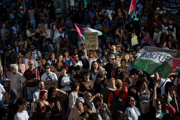 Palestine Solidarity March in Porto - 10 Oct 2026 Participants with Palestinian flags and placards gather at Praça D. João I at the end of a Palestine solidarity march. Hundreds of demonstrators gathered in Porto for a Palestine solidarity march calling for an end to the war in Gaza and support for Palestinian rights. The march began at Praça dos Poveiros and concluded at Praça D. João I. Porto Portugal Copyright: xDiogoxBaptistax xSOPAxImagesx DB_20261010FreePalestinePorto_0016