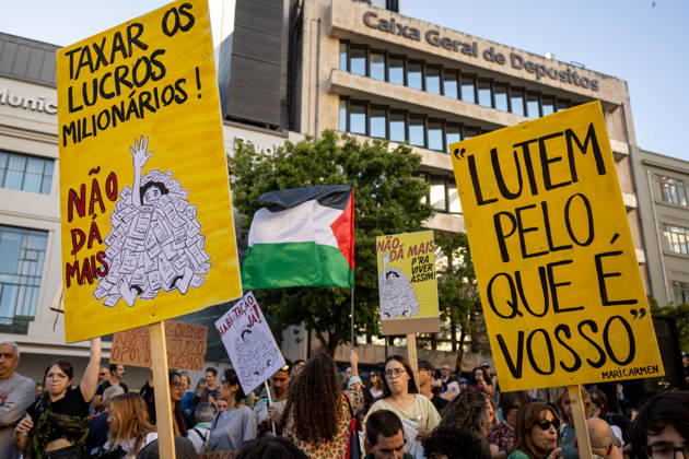 Palestine Solidarity March in Porto - 10 Oct 2026 Protesters hold placards during the demonstration. Hundreds of demonstrators gathered in Porto for a Palestine solidarity march calling for an end to the war in Gaza and support for Palestinian rights. The march began at Praça dos Poveiros and concluded at Praça D. João I. Porto Portugal Copyright: xDiogoxBaptistax xSOPAxImagesx DB_20261010FreePalestinePorto_0017