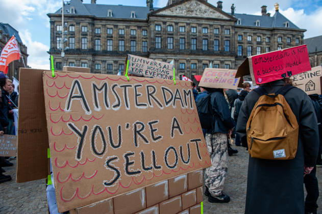 October 10, 2026, Amsterdam, North Holland, Netherlands: A cardboard house is showing how sell-out Amsterdam is during the demonstration. People gathered against the worsening housing crisis. Under the motto Houses for people, not for profit, they demand fundamental changes in Dutch public housing. Amsterdam Netherlands  - ZUMAs197 20261010_aaa_s197_541 Copyright: xAnaxFernandezx