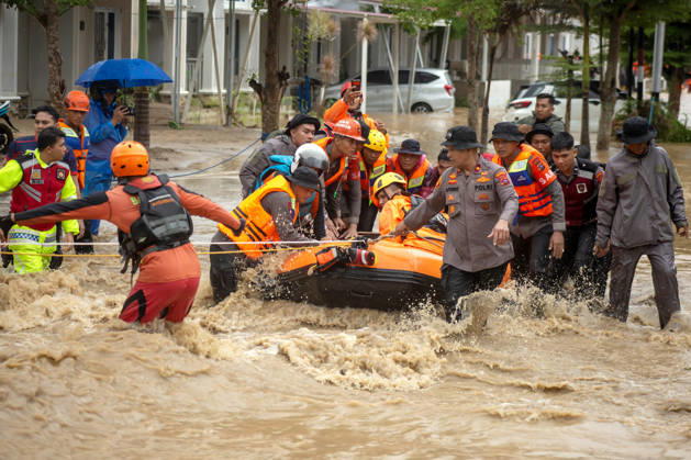 (261011) -- PADANG, Oct. 11, 2026 -- Rescuers are seen in floodwaters after heavy rain hit Padang in West Sumatra Province, Indonesia, Oct. 10, 2026. (Photo by Xinhua) INDONESIA-PADANG-FLOOD AndrixMardinsyah 