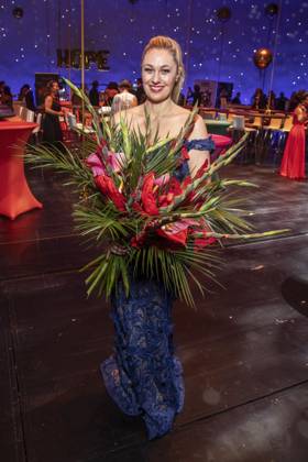 ABB HOPEGALA- Ruth Moschner Moderatorin mit Blumenstrauss bei der Hope Gala 2026 Party im Schauspielhaus Dresden am 10.10.2026 in Dresden Sachsen Deutschland
