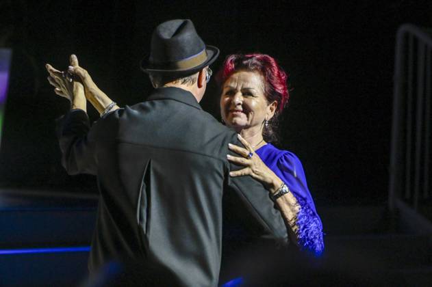ABB HOPEGALA- Jan Josef Liefers tanzt mit Viola Klein Auftritt Singen Buehne bei der Hope Gala 2026 im Schauspielhaus Dresden am 10.10.2026 in Dresden Sachsen Deutschland