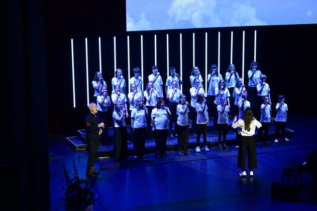 Dirk Michaelis und YOUTH OF HOPE der Auswahlchor der Musikschule Goldenes Lamm Dresden bei der 18. Hope Gala 2026 im Schauspielhaus. Dresden, 10.10.2026 Copyright: xMatthiasxWehnertx
