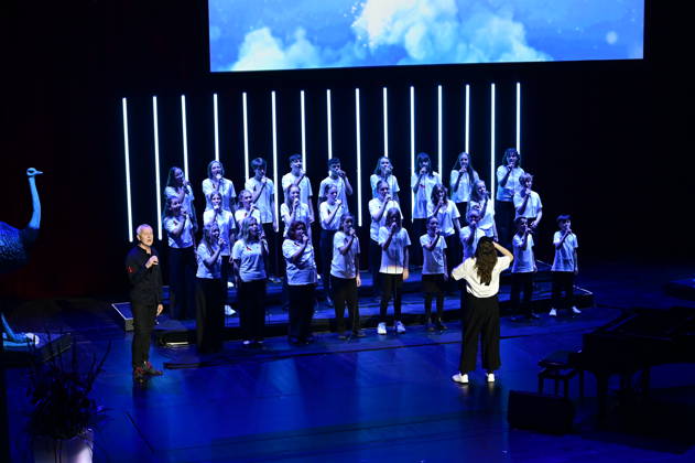 Dirk Michaelis und YOUTH OF HOPE der Auswahlchor der Musikschule Goldenes Lamm Dresden bei der 18. Hope Gala 2026 im Schauspielhaus. Dresden, 10.10.2026 Copyright: xMatthiasxWehnertx