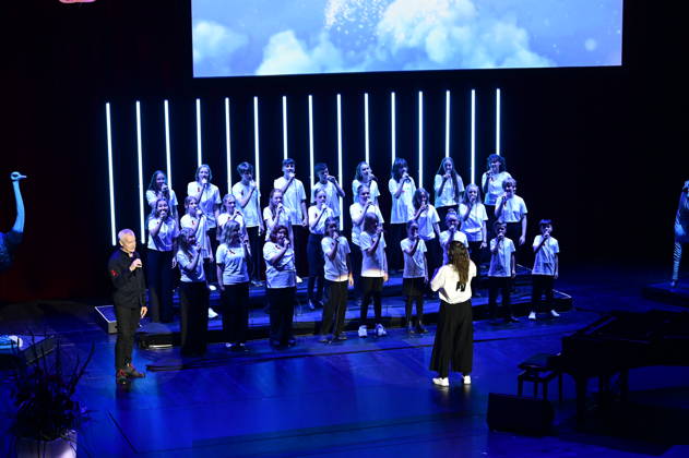 Dirk Michaelis und YOUTH OF HOPE der Auswahlchor der Musikschule Goldenes Lamm Dresden bei der 18. Hope Gala 2026 im Schauspielhaus. Dresden, 10.10.2026 Copyright: xMatthiasxWehnertx