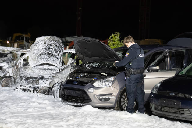 Drei Autos in Vollbrand Polizei ermittelt wegen Brandstiftung Seitenscheiben eingeworfen Am 11.10.2026 brannten gegen 00:20 Uhr in der Kapellenstraße im Rödermarker Stadtteil Ober-Roden auf einem privaten Schotterparkplatz drei Pkw in Vollbrand. Die Feuerwehr Rödermark Ober-Roden löschte die Fahrzeuge mit Schaum, von ihnen blieb laut Polizei nur das Chassis erkennbar. Ein Übergreifen auf die Pkw links und rechts wurde verhindert, vor Ort waren 14 Einsatzkräfte der Feuerwehr und 2 Beamte der Polizei. Bei weiteren abgestellten Pkw waren die Seitenscheiben augenscheinlich eingeworfen worden, die Polizei ermittelt wegen Vandalismus und Brandstiftung. Der Gesamtschaden wird auf etwa 15.000 Euro geschätzt. Rödermark Ober-Roden Hes
