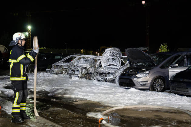 Drei Autos in Vollbrand Polizei ermittelt wegen Brandstiftung Seitenscheiben eingeworfen Am 11.10.2026 brannten gegen 00:20 Uhr in der Kapellenstraße im Rödermarker Stadtteil Ober-Roden auf einem privaten Schotterparkplatz drei Pkw in Vollbrand. Die Feuerwehr Rödermark Ober-Roden löschte die Fahrzeuge mit Schaum, von ihnen blieb laut Polizei nur das Chassis erkennbar. Ein Übergreifen auf die Pkw links und rechts wurde verhindert, vor Ort waren 14 Einsatzkräfte der Feuerwehr und 2 Beamte der Polizei. Bei weiteren abgestellten Pkw waren die Seitenscheiben augenscheinlich eingeworfen worden, die Polizei ermittelt wegen Vandalismus und Brandstiftung. Der Gesamtschaden wird auf etwa 15.000 Euro geschätzt. Rödermark Ober-Roden Hes