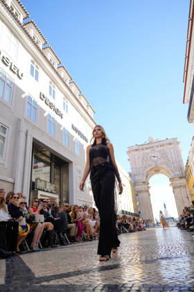 Lisbon Fashion Week in Lisboa, Portugal - 10 Oct 2026 A model walks the runway during Carlos Gil fashion show at ModaLisboa Priority, Lisbon Fashion Week in Lisboa. Lisbon Portugal Copyright: xBrunoxdexCarvalhox xSOPAxImagesx brunodecarvalho_modalisboapriority-2697