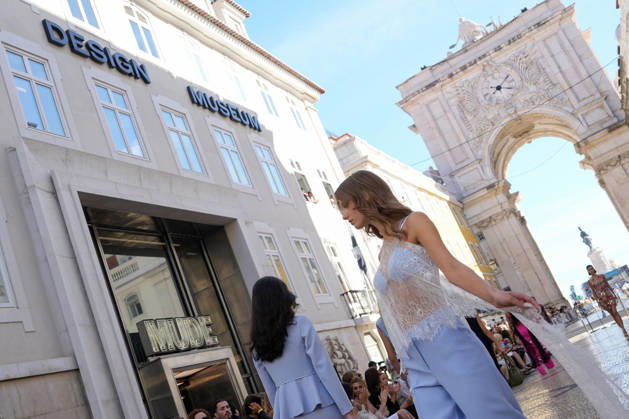 Lisbon Fashion Week in Lisboa, Portugal - 10 Oct 2026 A model walks the runway during Carlos Gil fashion show at ModaLisboa Priority, Lisbon Fashion Week in Lisboa. Lisbon Portugal Copyright: xBrunoxdexCarvalhox xSOPAxImagesx brunodecarvalho_modalisboapriority-2770