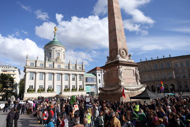 Demonstranten stehen auf dem Alten Markt während einer Demonstration für die Überprüfung rechtsextremer Parteien durch das Bundesverfassungsgericht, Potsdam, 10. Oktober 2026. Prüf-Demo in Potsdam