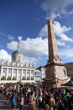 Demonstranten stehen auf dem Alten Markt während einer Demonstration für die Überprüfung rechtsextremer Parteien durch das Bundesverfassungsgericht, Potsdam, 10. Oktober 2026. Prüf-Demo in Potsdam
