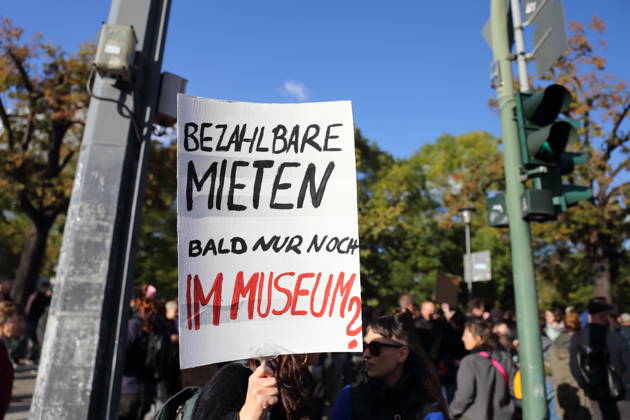 Eine Demonstrantin steht mit Schild Bezahlbare Mieten bald nur noch im Museum? am Platz der Einheit während einer Demonstration gegen Wohnungsnot und steigende Mieten, Potsdam, 10. Oktober 2026. Mieten-Demo in Potsdam