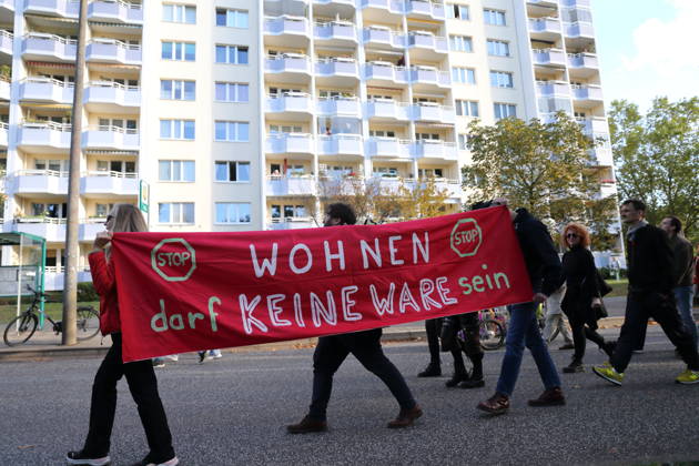 Demonstranten laufen mit Banner Wohnen darf keine Ware sein am Humboldtring während einer Demonstration gegen Wohnungsnot und steigende Mieten, Potsdam, 10. Oktober 2026. Mieten-Demo in Potsdam