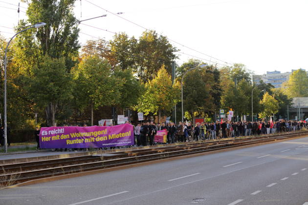Demonstranten laufen mit Banner Es reicht! Her mit den Wohnungen! Runter mit den Mieten! in der Rudolf-Breitscheid-Straße während einer Demonstration gegen Wohnungsnot und steigende Mieten, Potsdam, 10. Oktober 2026. Mieten-Demo in Potsdam