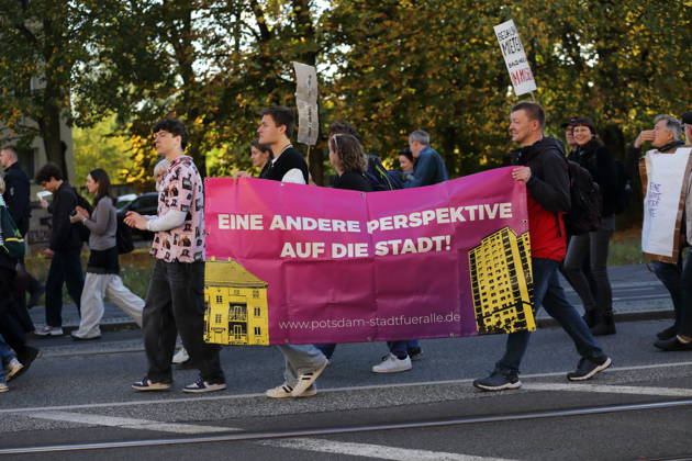 Demonstranten laufen mit Banner Eine andere Perspektive auf die Stadt! Stadt für alle in der Rudolf-Breitscheid-Straße während einer Demonstration gegen Wohnungsnot und steigende Mieten, Potsdam, 10. Oktober 2026. Mieten-Demo in Potsdam