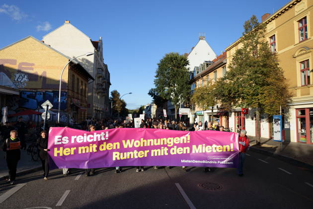 Demonstranten laufen mit Banner Es reicht! Her mit den Wohnungen! Runter mit den Mieten! in der Karl-Liebknecht-Straße während einer Demonstration gegen Wohnungsnot und steigende Mieten, Potsdam, 10. Oktober 2026. Mieten-Demo in Potsdam