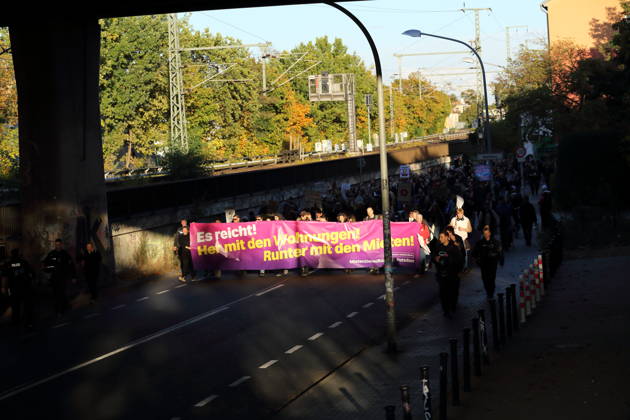 Demonstranten laufen mit Banner Es reicht! Her mit den Wohnungen! Runter mit den Mieten! in der Friedrich-Engels-Straße während einer Demonstration gegen Wohnungsnot und steigende Mieten, Potsdam, 10. Oktober 2026. Mieten-Demo in Potsdam
