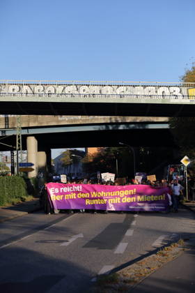 Demonstranten laufen mit Banner Es reicht! Her mit den Wohnungen! Runter mit den Mieten! in der Friedrich-Engels-Straße während einer Demonstration gegen Wohnungsnot und steigende Mieten, Potsdam, 10. Oktober 2026. Mieten-Demo in Potsdam
