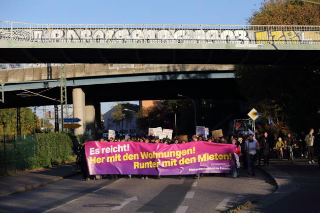 Demonstranten laufen mit Banner Es reicht! Her mit den Wohnungen! Runter mit den Mieten! in der Friedrich-Engels-Straße während einer Demonstration gegen Wohnungsnot und steigende Mieten, Potsdam, 10. Oktober 2026. Mieten-Demo in Potsdam