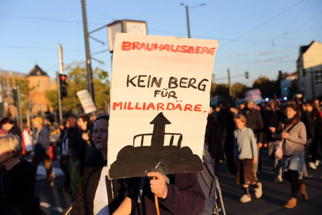 Demonstranten laufen mit Schild Brauhausberg Kein Berg für Milliardäre in der Friedrich-Engels-Straße während einer Demonstration gegen Wohnungsnot und steigende Mieten, Potsdam, 10. Oktober 2026. Mieten-Demo in Potsdam