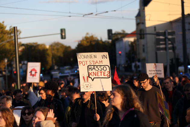 Demonstranten laufen mit Schild Wohnen in Potsdam Hasso Knete? in der Friedrich-Engels-Straße während einer Demonstration gegen Wohnungsnot und steigende Mieten, Potsdam, 10. Oktober 2026. Mieten-Demo in Potsdam