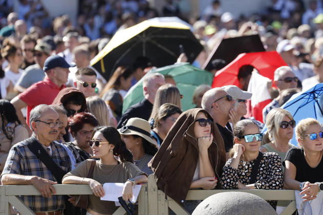 October 11, 2026, Vatican City, VATICAN: Faithful attend the Angelus prayer with Pope Leo XIV from the window of his office overlooking Saint Peter s Square, Vatican City 11 October 2026. ANSA FABIO FRUSTACI. Vatican City VATICAN  - ZUMAa110 20261011_zaf_a110_005 Copyright: xFabioxFrustacix