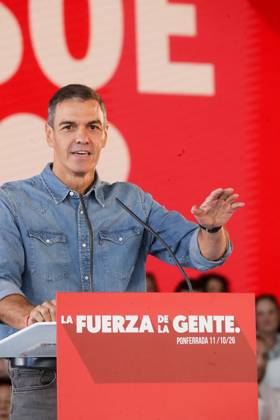 Pedro Sánchez Speaks at a Pre-Campaign Event in Ponferrada, León The Secretary-General of the PSOE and Prime Minister, Pedro Sánchez, during a PSOE pre-campaign event at La Térmica Cultural in Ponferrada on October 11, 2026, in Ponferrada, León, Castile and León, Spain. The Prime Minister and Secretary-General of the PSOE, Pedro Sánchez, kicked off the pre-campaign for the general election on November 29 this weekend with two events: on Saturday in Dos Hermanas, Seville, and today in Ponferrada, León, at the Térmica Cultural of the Energy Foundation, October 11, 2026, Ponferrada, León, Castile and León, Spain Copyright: xCarlosxCastrox 7837722
