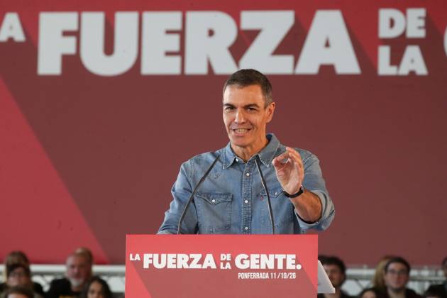 Pedro Sánchez Speaks at a Pre-Campaign Event in Ponferrada, León The Secretary-General of the PSOE and Prime Minister, Pedro Sánchez, during a PSOE pre-campaign event at La Térmica Cultural in Ponferrada on October 11, 2026, in Ponferrada, León, Castile and León, Spain. The Prime Minister and Secretary-General of the PSOE, Pedro Sánchez, kicked off the pre-campaign for the general election on November 29 this weekend with two events: on Saturday in Dos Hermanas, Seville, and today in Ponferrada, León, at the Térmica Cultural of the Energy Foundation, October 11, 2026, Ponferrada, León, Castile and León, Spain Copyright: xCarlosxCastrox 7837732