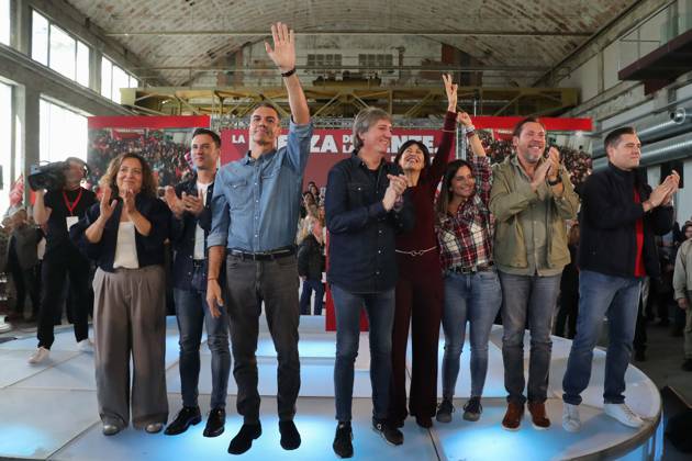 Pedro Sánchez Speaks at a Pre-Campaign Event in Ponferrada, León. The Secretary-General of the PSOE and Prime Minister, Pedro Sánchez 3i, accompanied by the Secretary-General of the Castile and León Socialist Party, Carlos Martínez c, the Secretary-General of the PSOE in León, Javier Cendón 2i, the Minister of Equality, Ana Redondo 4d, the Minister of Transportation and Sustainable Mobility, Óscar Puente 2d, and the Deputy Secretary-General of the PSOE in Castile and León, Nuria Rubio d, during a PSOE pre-campaign event at La Térmica Cultural in Ponferrada on October 11, 2026, in Ponferrada, León, Castile and León, Spain. The Prime Minister and Secretary-General of the PSOE, Pedro Sánchez, kicked off the pre-campaign for the general electi Copyright: xCarlosxCastrox 7837736