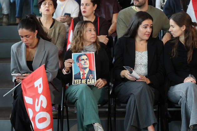 Pedro Sánchez speaks at a pre-campaign event in Ponferrada, León. Several people hold a banner reading Pedro Sánchez: Yes, he can during a PSOE pre-campaign event at La Térmica Cultural in Ponferrada on October 11, 2026, in Ponferrada, León, Castile and León, Spain. The Prime Minister and Secretary-General of the PSOE, Pedro Sánchez, kicked off the pre-campaign for the general election on November 29 this weekend with two events: on Saturday in Dos Hermanas, Seville, and today in Ponferrada, León, at the Térmica Cultural of the Energy Foundation, October 11, 2026, Ponferrada, León, Castile and León, Spain Copyright: xCarlosxCastrox 7837758
