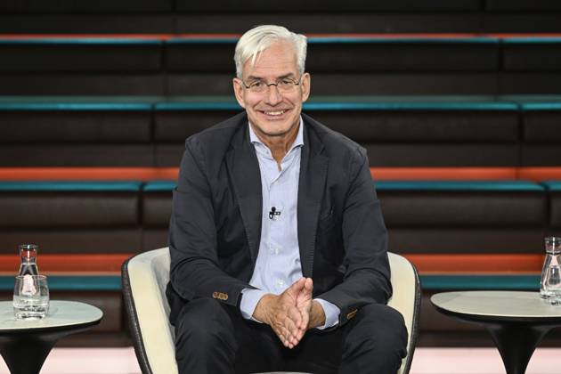 Mathias Middelberg (Politiker) 10 26 her Mathias Middelberg am 7. Oktober 2026 in Markus Lanz , ZDF TV Fernsehen Talkshow Talk Show Deutschland deutsch deutscher Mann Politik CDU german politician quer halb sitzend lächelnd