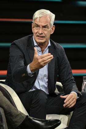 Mathias Middelberg (Politiker) 10 26 her Mathias Middelberg am 7. Oktober 2026 in Markus Lanz , ZDF TV Fernsehen Talkshow Talk Show Deutschland deutsch deutscher Mann Politik CDU german politician hoch halb sitzend sprechend gestikulierend