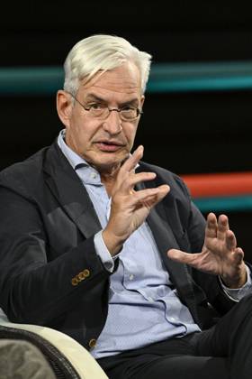 Mathias Middelberg (Politiker) 10 26 her Mathias Middelberg am 7. Oktober 2026 in Markus Lanz , ZDF TV Fernsehen Talkshow Talk Show Deutschland deutsch deutscher Mann Politik CDU german politician hoch halb sitzend sprechend gestikulierend