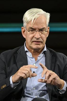 Mathias Middelberg (Politiker) 10 26 her Mathias Middelberg am 7. Oktober 2026 in Markus Lanz , ZDF TV Fernsehen Talkshow Talk Show Deutschland deutsch deutscher Mann Politik CDU german politician hoch halb sitzend sprechend gestikulierend