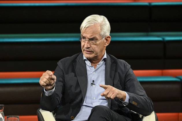 Mathias Middelberg (Politiker) 10 26 her Mathias Middelberg am 7. Oktober 2026 in Markus Lanz , ZDF TV Fernsehen Talkshow Talk Show Deutschland deutsch deutscher Mann Politik CDU german politician quer halb sitzend sprechend gestikulierend
