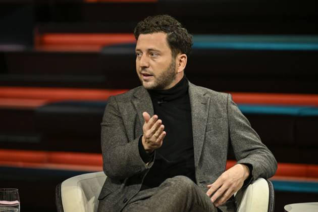 Felix Banaszak (Politiker) 10 26 her Felix Banaszak am 7. Oktober 2026 in Markus Lanz , ZDF TV Fernsehen Talkshow Talk Show Deutschland deutsch deutscher Mann Bündnis 90 Die Grünen Grüne Grüner Politik german politician quer halb sitzend sprechend gestikulierend