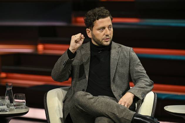 Felix Banaszak (Politiker) 10 26 her Felix Banaszak am 7. Oktober 2026 in Markus Lanz , ZDF TV Fernsehen Talkshow Talk Show Deutschland deutsch deutscher Mann Bündnis 90 Die Grünen Grüne Grüner Politik german politician quer halb sitzend sprechend gestikulierend
